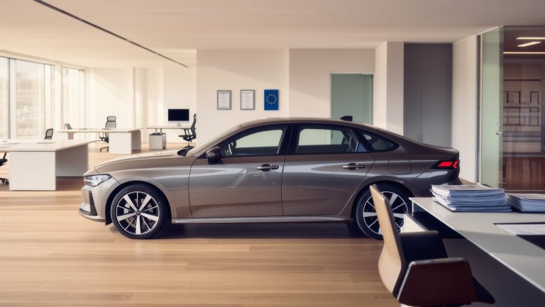 Neues Fahrzeug neben technischen und rechtlichen Unterlagen – Symbolbild Rahmenverordnung (EU) 2018/858